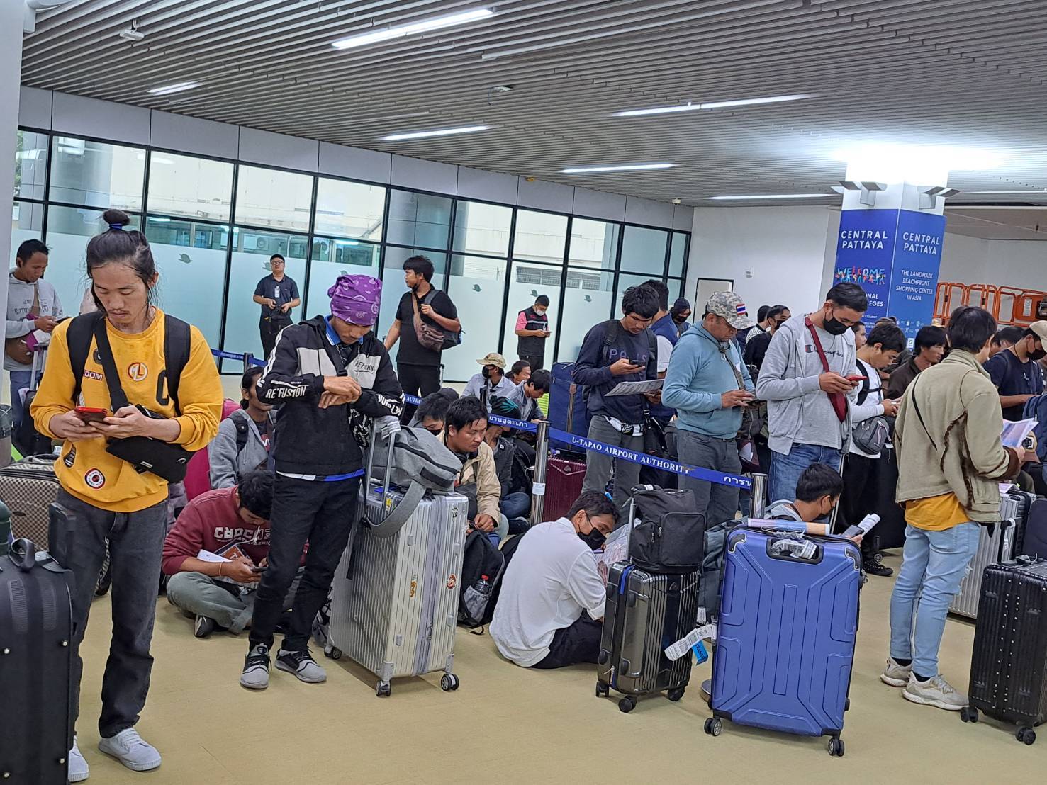 พช.ระยอง ร่วมกับกระทรวงแรงงานฯ และภาคีเครือข่าย ในการ “ร่วมรับคนไทยในอิสราเอลกลับบ้าน”