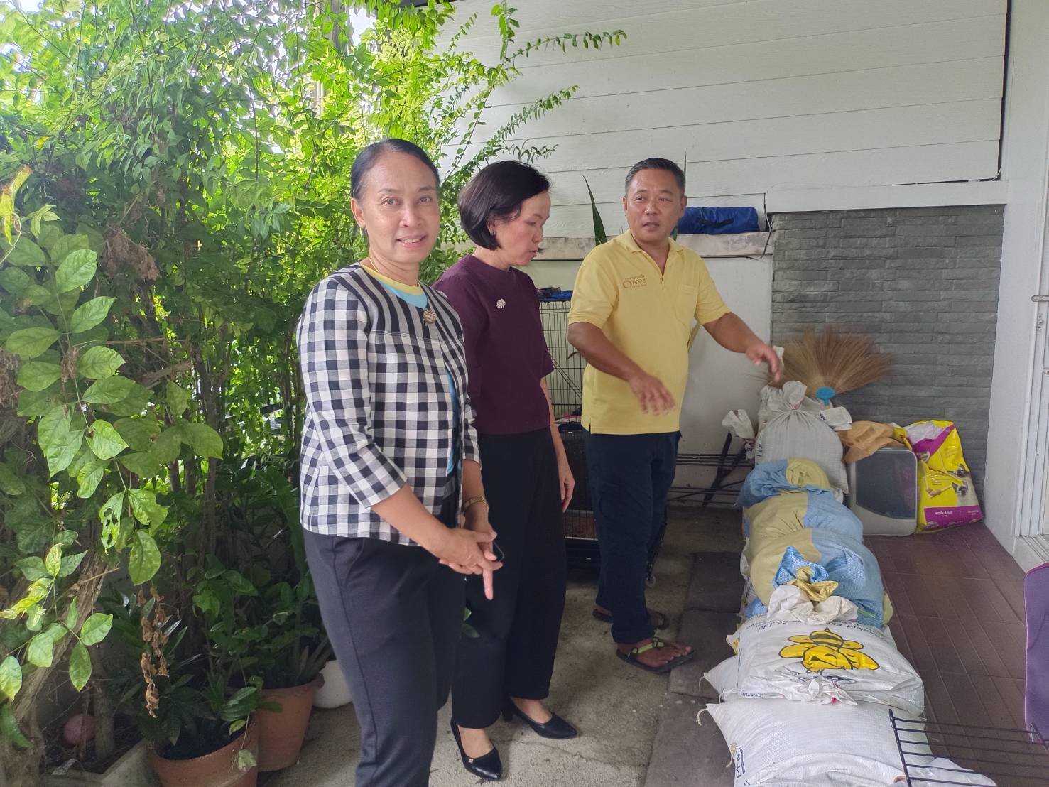 พช.ระยอง หนุนเสริมกำลังใจ เจ้าหน้าที่สำนักงานพัฒนาชุมชนจังหวัดระยองผู้ประสบอุทกภัย (นายพิทยา ศรีแหงโคตร นักวิชาการพัฒนาชุมชนชำนาญการ กลุ่มงานยุทธศาสตร์การพัฒนาชุมชน)