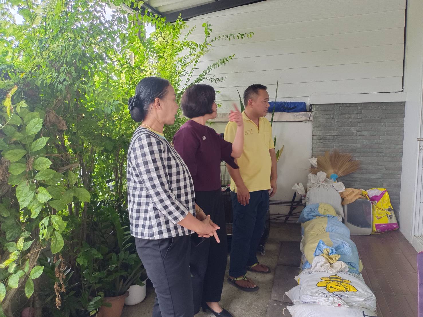 พช.ระยอง หนุนเสริมกำลังใจ เจ้าหน้าที่สำนักงานพัฒนาชุมชนจังหวัดระยองผู้ประสบอุทกภัย (นายพิทยา ศรีแหงโคตร นักวิชาการพัฒนาชุมชนชำนาญการ กลุ่มงานยุทธศาสตร์การพัฒนาชุมชน)