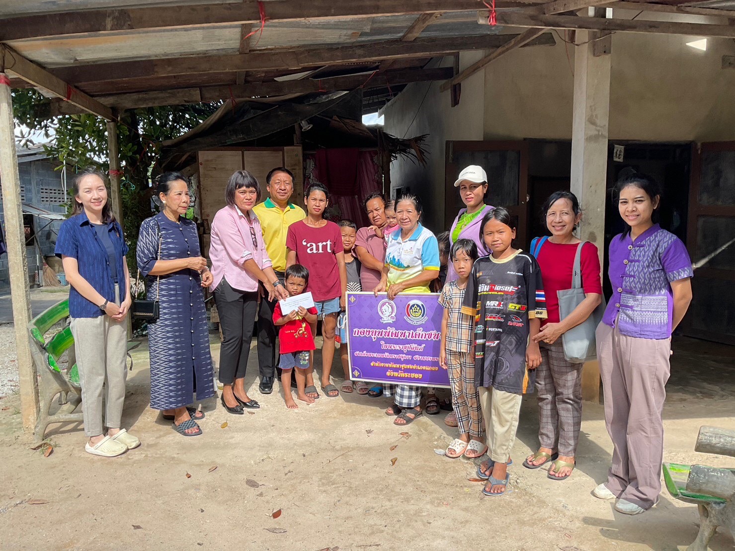 พช.แกลง ลงพื้นที่มอบทุนกองทุนพัฒนาเด็กชนบทในพระราชูปถัมภ์สมเด็จพระเทพรัตนราชสุดาฯ สยามบรมราชกุมารี