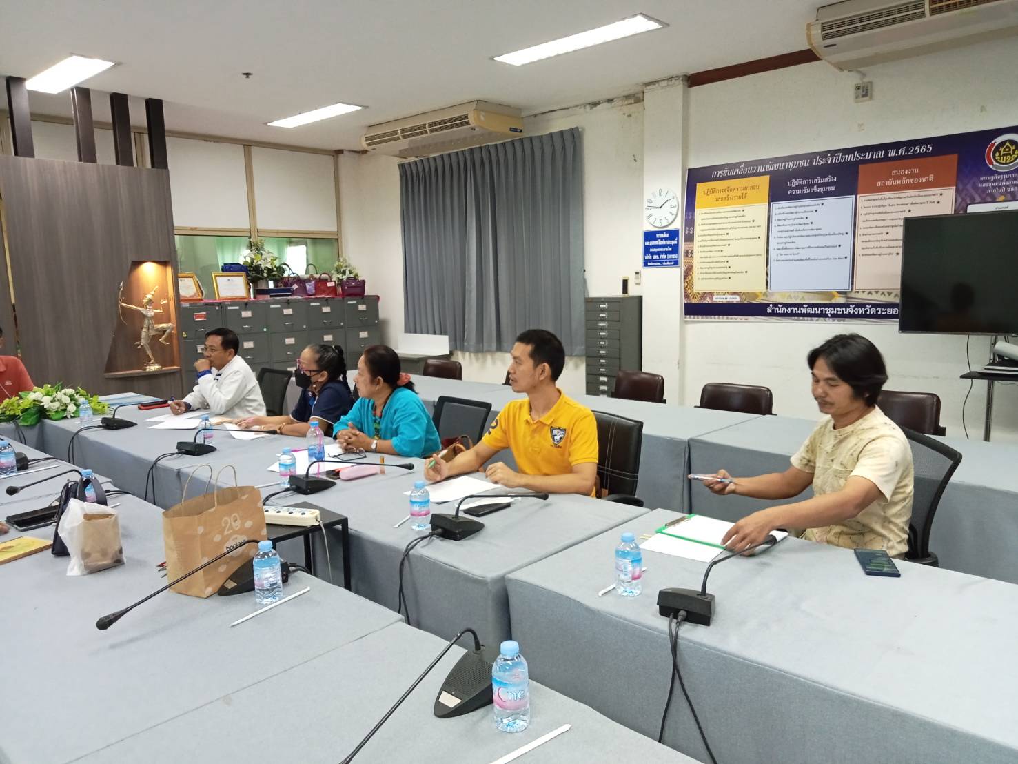 พช.ระยอง ร่วมประชุม เรื่องการส่งเสริมการใช้ผลิตภัณฑ์ OTOP เป็นของขวัญของฝาก ในช่วงเทศกาลปีใหม่ ปี 2567