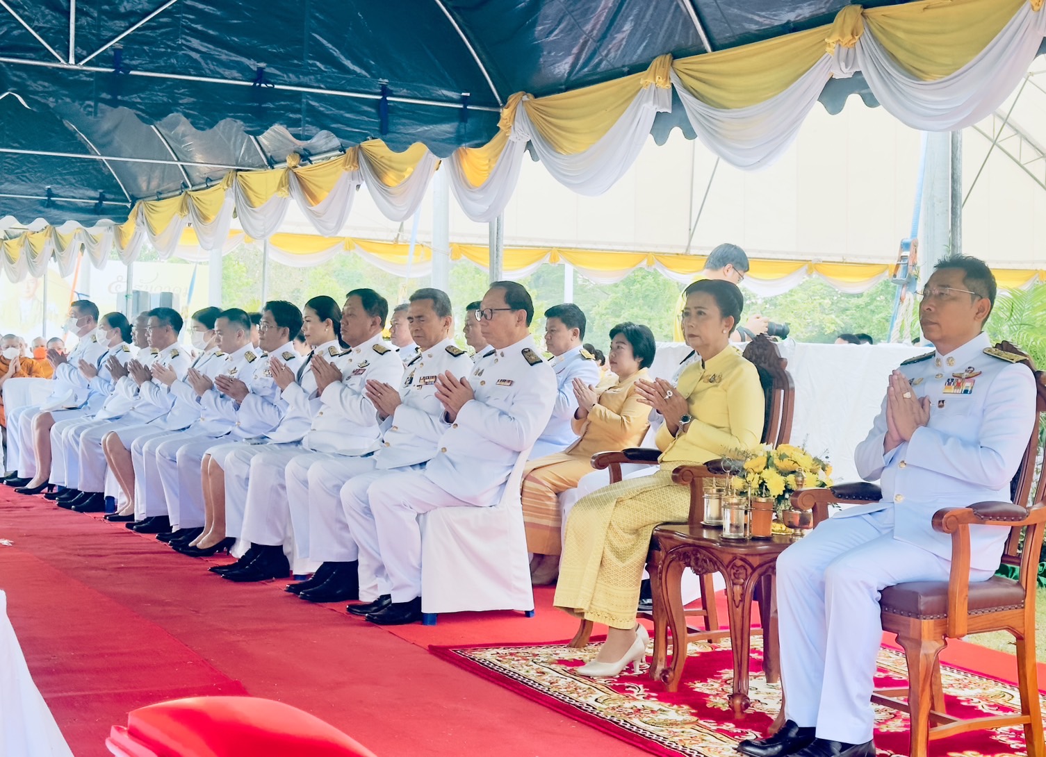 พช.ระยอง ร่วมพิธีเจริญพระพุทธมนต์ พิธีทำบุญตักบาตรถวายพระราชกุศล และพิธีวางพานพุ่ม เนื่องในวันคล้ายวันพระราชสมภพ พระบาทสมเด็จพระบรมชนกาธิเบศร มหาภูมิพลอดุลยเดชมหาราช บรมนาถบพิตร วันชาติ และวันพ่อแห่งชาติ