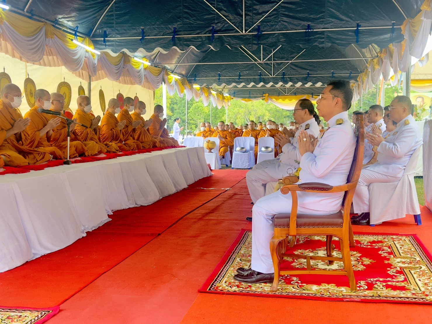 พช.ระยอง ร่วมพิธีเจริญพระพุทธมนต์ พิธีทำบุญตักบาตรถวายพระราชกุศล และพิธีวางพานพุ่ม เนื่องในวันคล้ายวันพระราชสมภพ พระบาทสมเด็จพระบรมชนกาธิเบศร มหาภูมิพลอดุลยเดชมหาราช บรมนาถบพิตร วันชาติ และวันพ่อแห่งชาติ