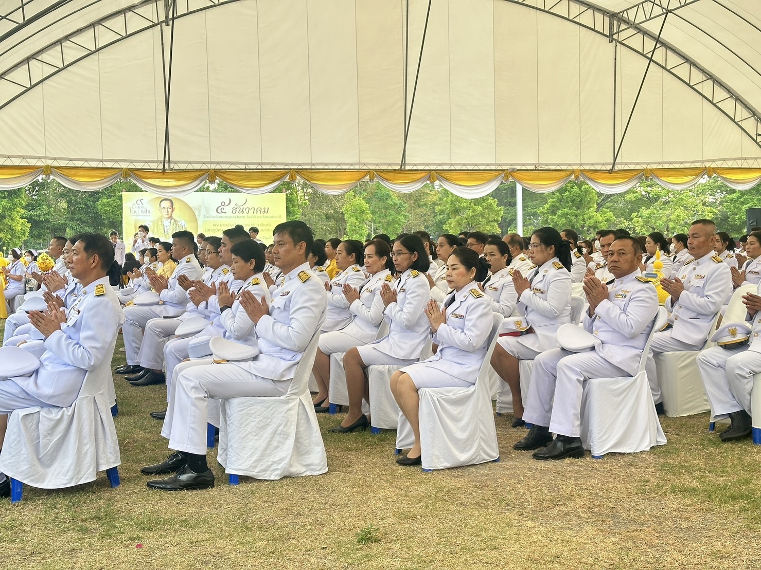 พช.ระยอง ร่วมพิธีเจริญพระพุทธมนต์ พิธีทำบุญตักบาตรถวายพระราชกุศล และพิธีวางพานพุ่ม เนื่องในวันคล้ายวันพระราชสมภพ พระบาทสมเด็จพระบรมชนกาธิเบศร มหาภูมิพลอดุลยเดชมหาราช บรมนาถบพิตร วันชาติ และวันพ่อแห่งชาติ