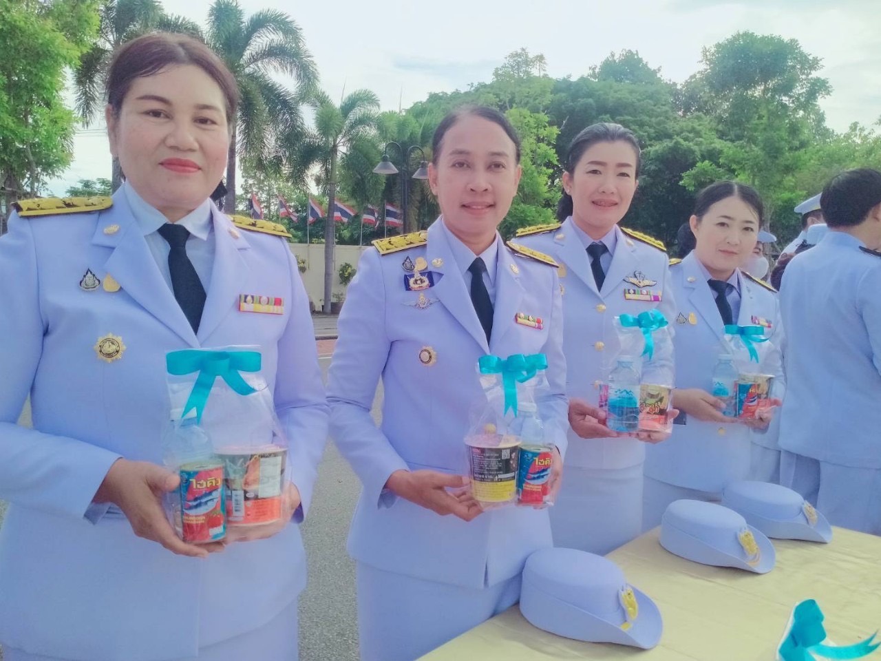 พช.ระยอง ร่วมพิธีเจริญพระพุทธมนต์ พิธีทำบุญตักบาตรถวายพระราชกุศล และพิธีวางพานพุ่ม เนื่องในวันคล้ายวันพระราชสมภพ พระบาทสมเด็จพระบรมชนกาธิเบศร มหาภูมิพลอดุลยเดชมหาราช บรมนาถบพิตร วันชาติ และวันพ่อแห่งชาติ