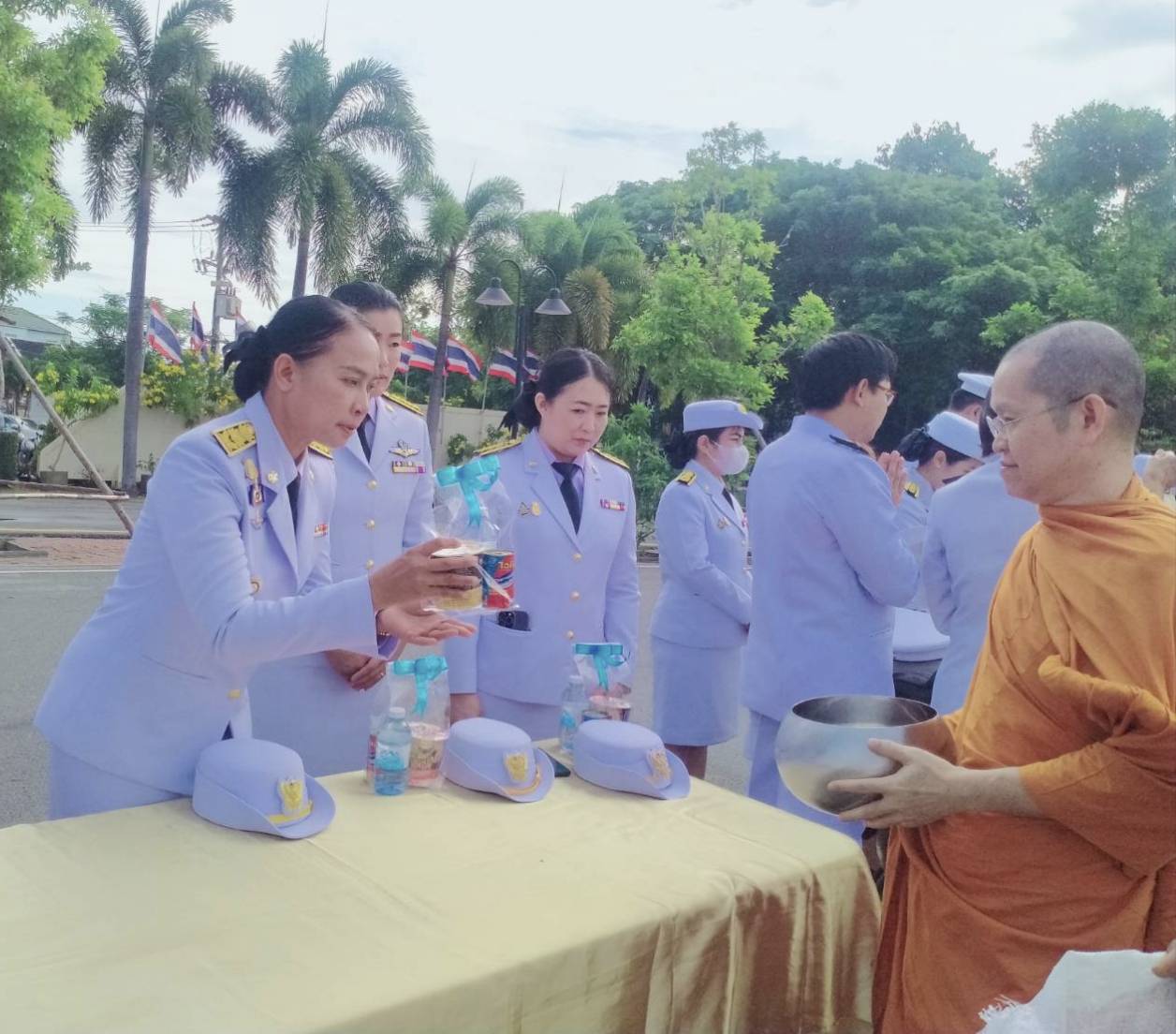 พช.ระยอง ร่วมพิธีเจริญพระพุทธมนต์ พิธีทำบุญตักบาตรถวายพระราชกุศล และพิธีวางพานพุ่ม เนื่องในวันคล้ายวันพระราชสมภพ พระบาทสมเด็จพระบรมชนกาธิเบศร มหาภูมิพลอดุลยเดชมหาราช บรมนาถบพิตร วันชาติ และวันพ่อแห่งชาติ