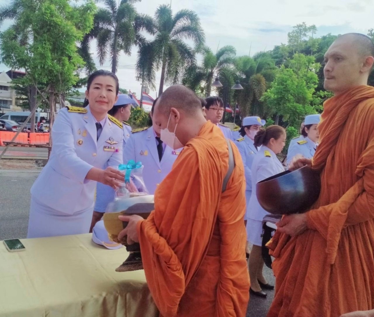 พช.ระยอง ร่วมพิธีเจริญพระพุทธมนต์ พิธีทำบุญตักบาตรถวายพระราชกุศล และพิธีวางพานพุ่ม เนื่องในวันคล้ายวันพระราชสมภพ พระบาทสมเด็จพระบรมชนกาธิเบศร มหาภูมิพลอดุลยเดชมหาราช บรมนาถบพิตร วันชาติ และวันพ่อแห่งชาติ