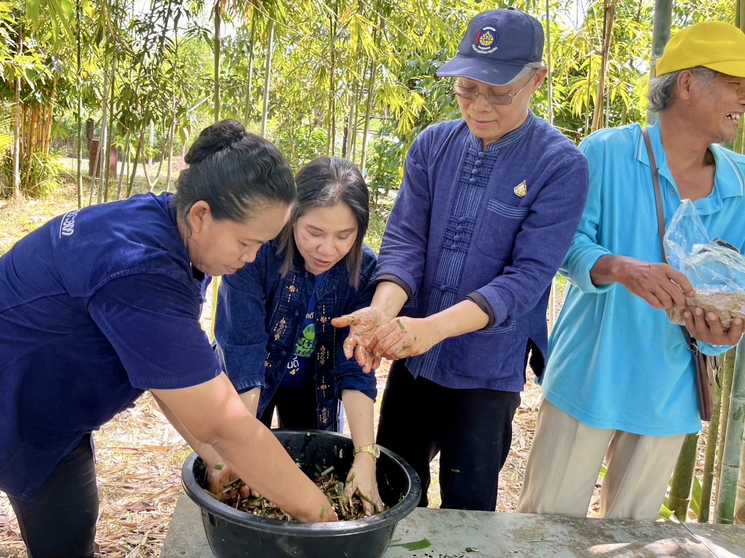พช.ระยอง จัดกิจกรรม“สร้างศิลปะจากธรรมชาติ ปลูกจิตสำนึกรักษ์ดิน รักษ์น้ำ เนื่องในวันดินโลก”