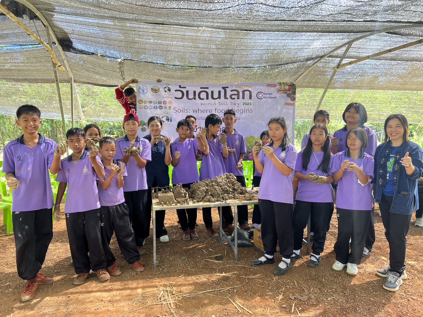 พช.ระยอง จัดกิจกรรม“สร้างศิลปะจากธรรมชาติ ปลูกจิตสำนึกรักษ์ดิน รักษ์น้ำ เนื่องในวันดินโลก”