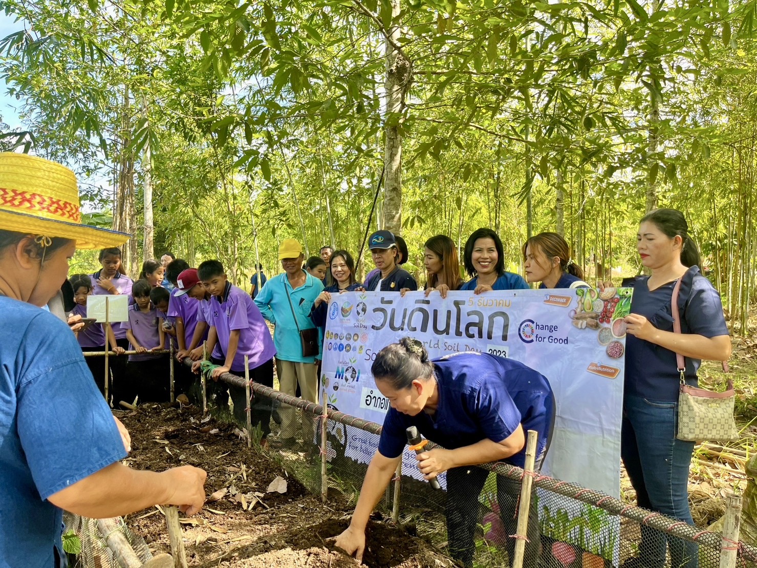 พช.ระยอง จัดกิจกรรม“สร้างศิลปะจากธรรมชาติ ปลูกจิตสำนึกรักษ์ดิน รักษ์น้ำ เนื่องในวันดินโลก”