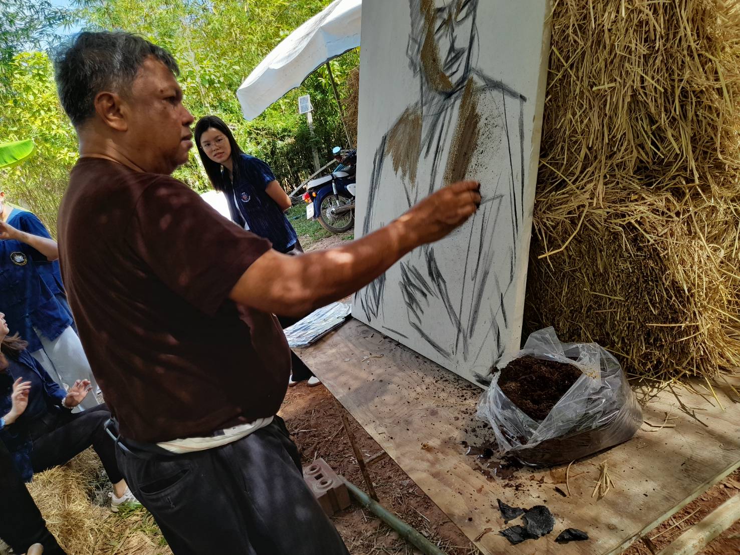 พช.ระยอง จัดกิจกรรม“สร้างศิลปะจากธรรมชาติ ปลูกจิตสำนึกรักษ์ดิน รักษ์น้ำ เนื่องในวันดินโลก”