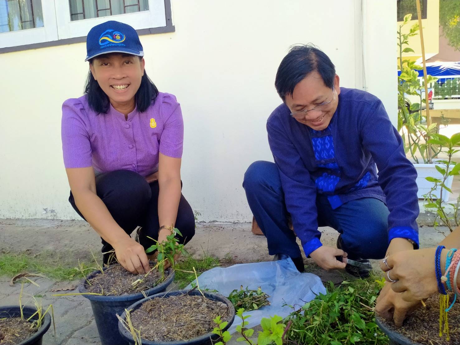 พช.ระยอง ขับเคลื่อนการน้อมนำแนวพระราชดำริของสมเด็จพระกนิษฐาธิราชเจ้า กรมสมเด็จพระเทพรัตนราชสุดาฯ สยามบรมราชกุมารี สู่ปฏิบัติการปลูกผักสวนครัว เพื่อสร้างความมั่นคงทางอาหาร  กิจกรรมผู้นำต้องทำก่อน และ”บ้านนี้มีรักปลูกผักกินเอง”