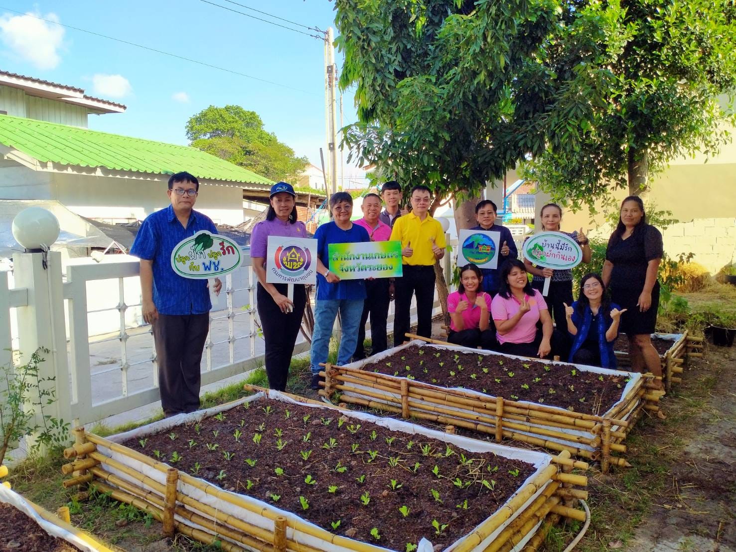 พช.ระยอง ขับเคลื่อนการน้อมนำแนวพระราชดำริของสมเด็จพระกนิษฐาธิราชเจ้า กรมสมเด็จพระเทพรัตนราชสุดาฯ สยามบรมราชกุมารี สู่ปฏิบัติการปลูกผักสวนครัว เพื่อสร้างความมั่นคงทางอาหาร  กิจกรรมผู้นำต้องทำก่อน และ”บ้านนี้มีรักปลูกผักกินเอง”
