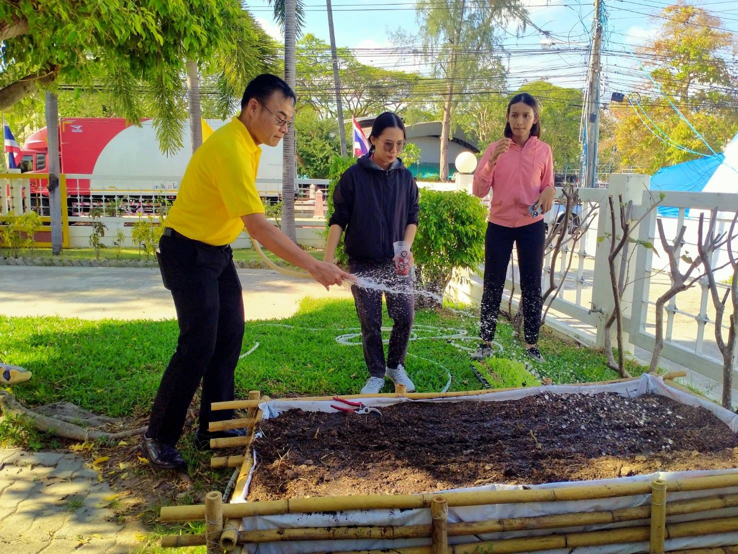 พช.ระยอง ขับเคลื่อนการน้อมนำแนวพระราชดำริของสมเด็จพระกนิษฐาธิราชเจ้า กรมสมเด็จพระเทพรัตนราชสุดาฯ สยามบรมราชกุมารี สู่ปฏิบัติการปลูกผักสวนครัว เพื่อสร้างความมั่นคงทางอาหาร  กิจกรรมผู้นำต้องทำก่อน และ”บ้านนี้มีรักปลูกผักกินเอง”