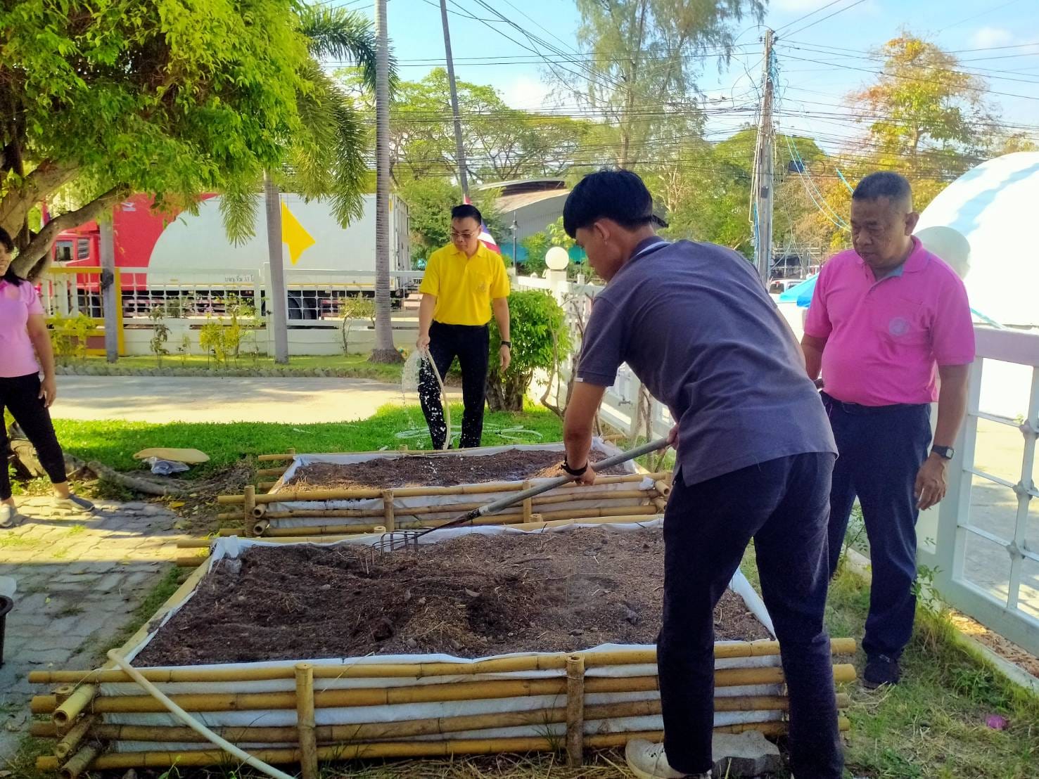 พช.ระยอง ขับเคลื่อนการน้อมนำแนวพระราชดำริของสมเด็จพระกนิษฐาธิราชเจ้า กรมสมเด็จพระเทพรัตนราชสุดาฯ สยามบรมราชกุมารี สู่ปฏิบัติการปลูกผักสวนครัว เพื่อสร้างความมั่นคงทางอาหาร  กิจกรรมผู้นำต้องทำก่อน และ”บ้านนี้มีรักปลูกผักกินเอง”