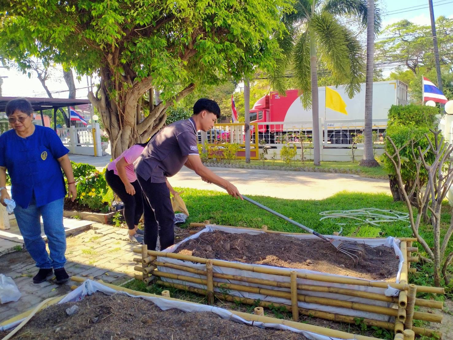 พช.ระยอง ขับเคลื่อนการน้อมนำแนวพระราชดำริของสมเด็จพระกนิษฐาธิราชเจ้า กรมสมเด็จพระเทพรัตนราชสุดาฯ สยามบรมราชกุมารี สู่ปฏิบัติการปลูกผักสวนครัว เพื่อสร้างความมั่นคงทางอาหาร  กิจกรรมผู้นำต้องทำก่อน และ”บ้านนี้มีรักปลูกผักกินเอง”