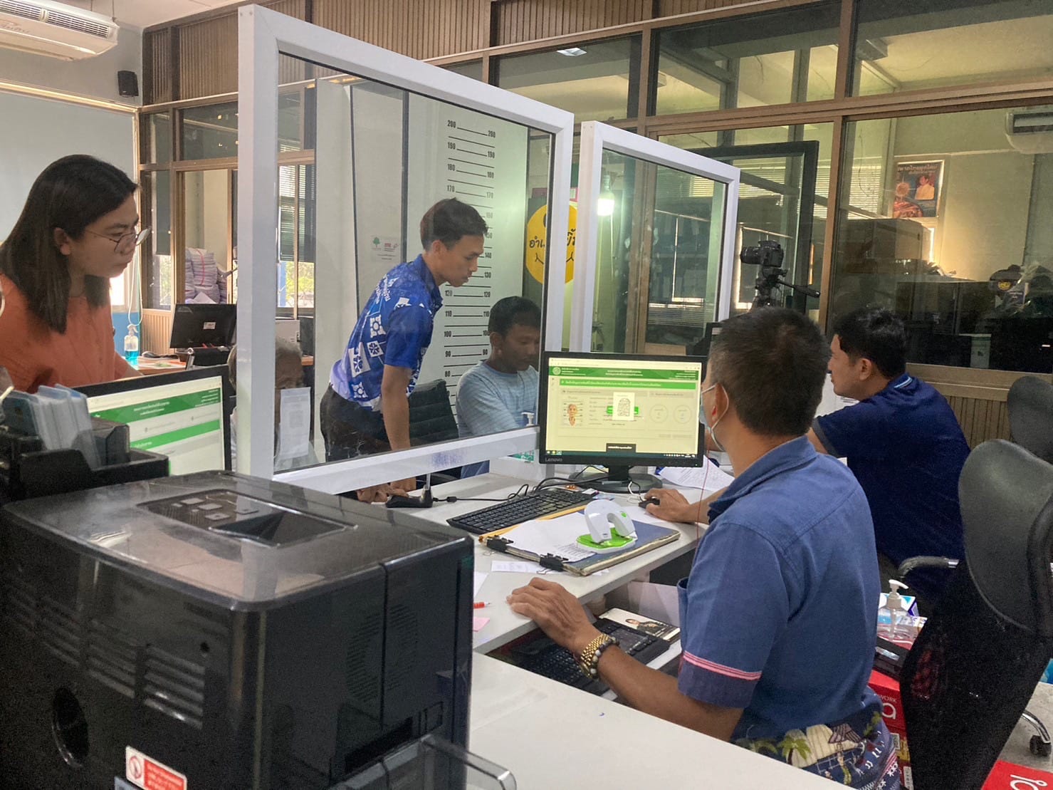 ศจพ.จ.ระยอง นำประชาชนที่ไม่มีบัตรเข้ารับการทำบัตรประจำตัวประชาชน