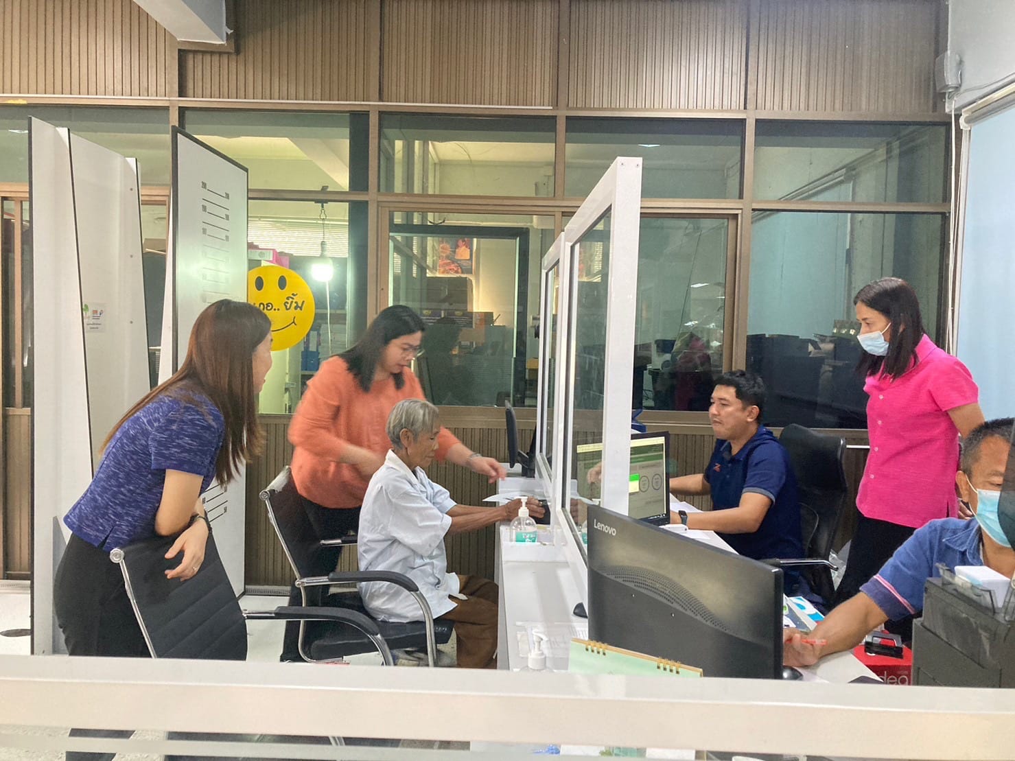 ศจพ.จ.ระยอง นำประชาชนที่ไม่มีบัตรเข้ารับการทำบัตรประจำตัวประชาชน