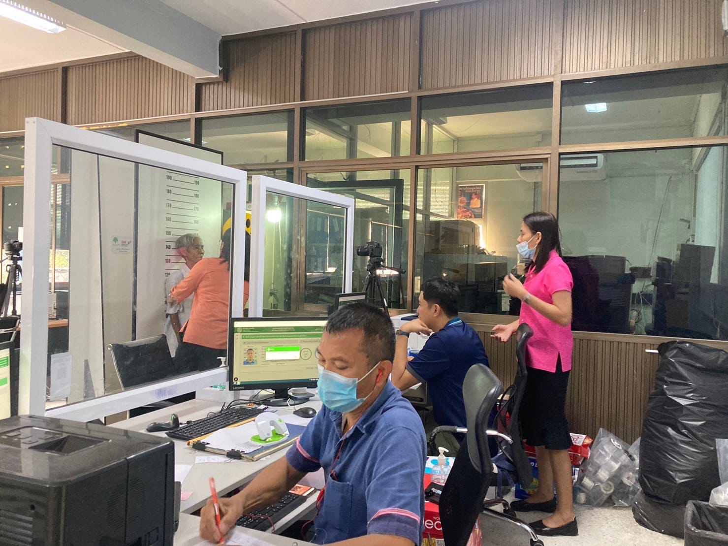 ศจพ.จ.ระยอง นำประชาชนที่ไม่มีบัตรเข้ารับการทำบัตรประจำตัวประชาชน