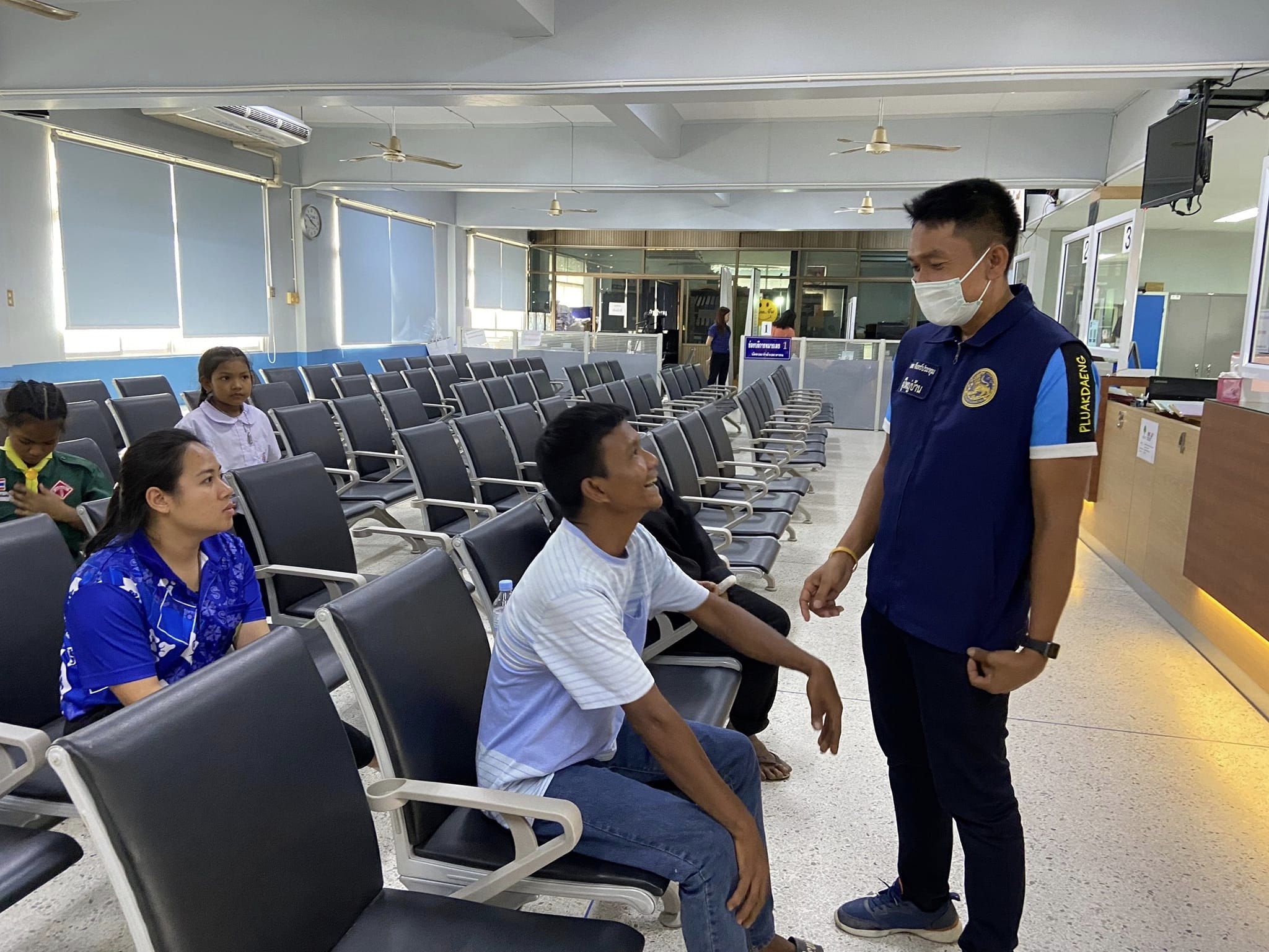 ศจพ.จ.ระยอง นำประชาชนที่ไม่มีบัตรเข้ารับการทำบัตรประจำตัวประชาชน