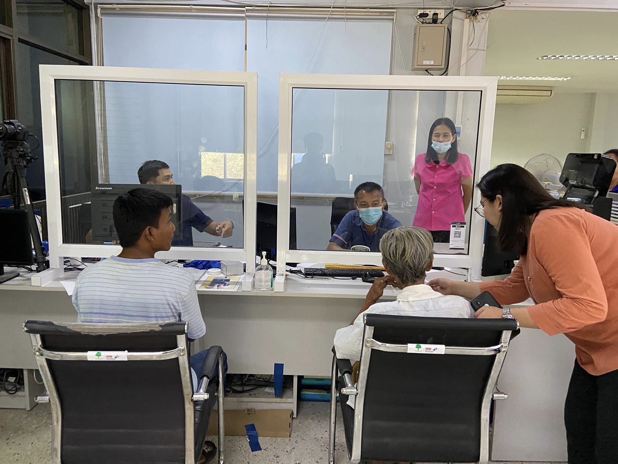 ศจพ.จ.ระยอง นำประชาชนที่ไม่มีบัตรเข้ารับการทำบัตรประจำตัวประชาชน