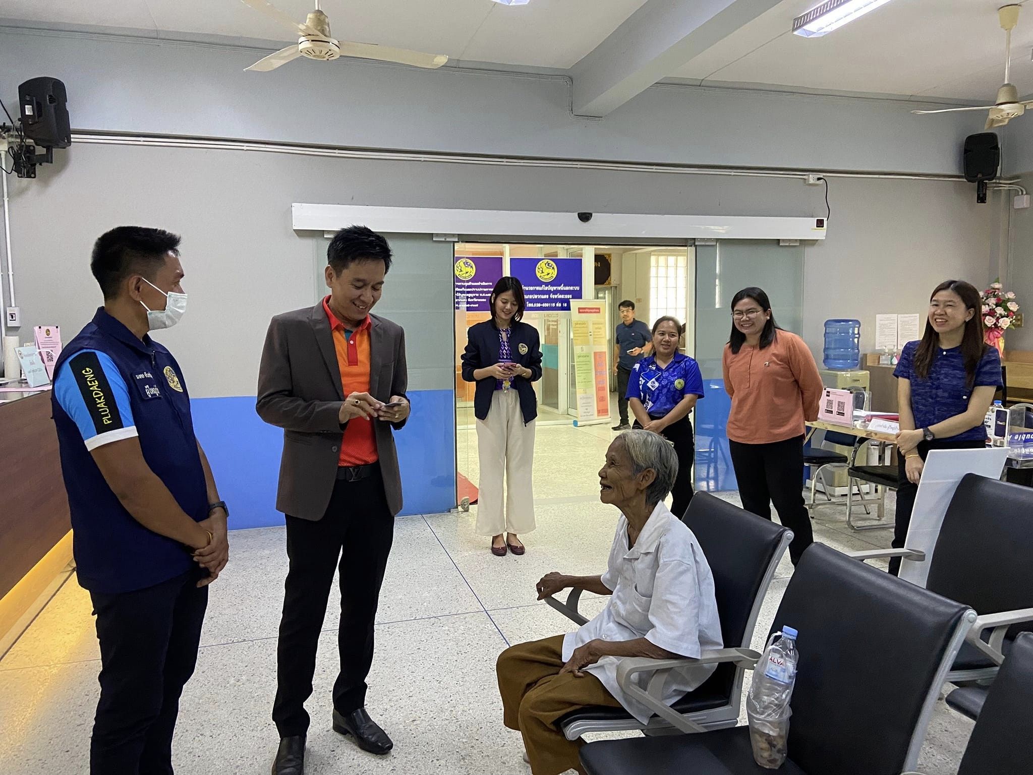 ศจพ.จ.ระยอง นำประชาชนที่ไม่มีบัตรเข้ารับการทำบัตรประจำตัวประชาชน