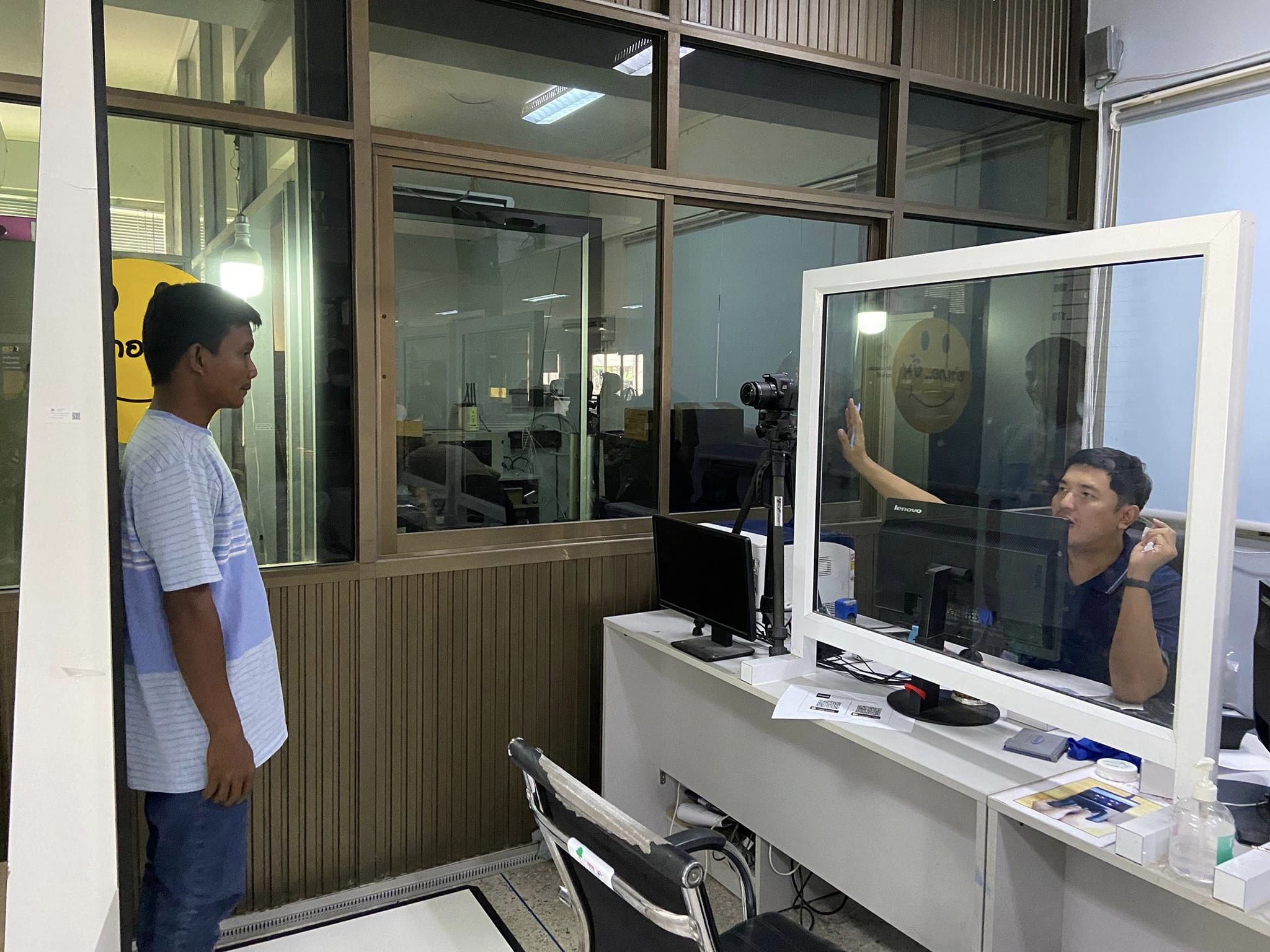 ศจพ.จ.ระยอง นำประชาชนที่ไม่มีบัตรเข้ารับการทำบัตรประจำตัวประชาชน