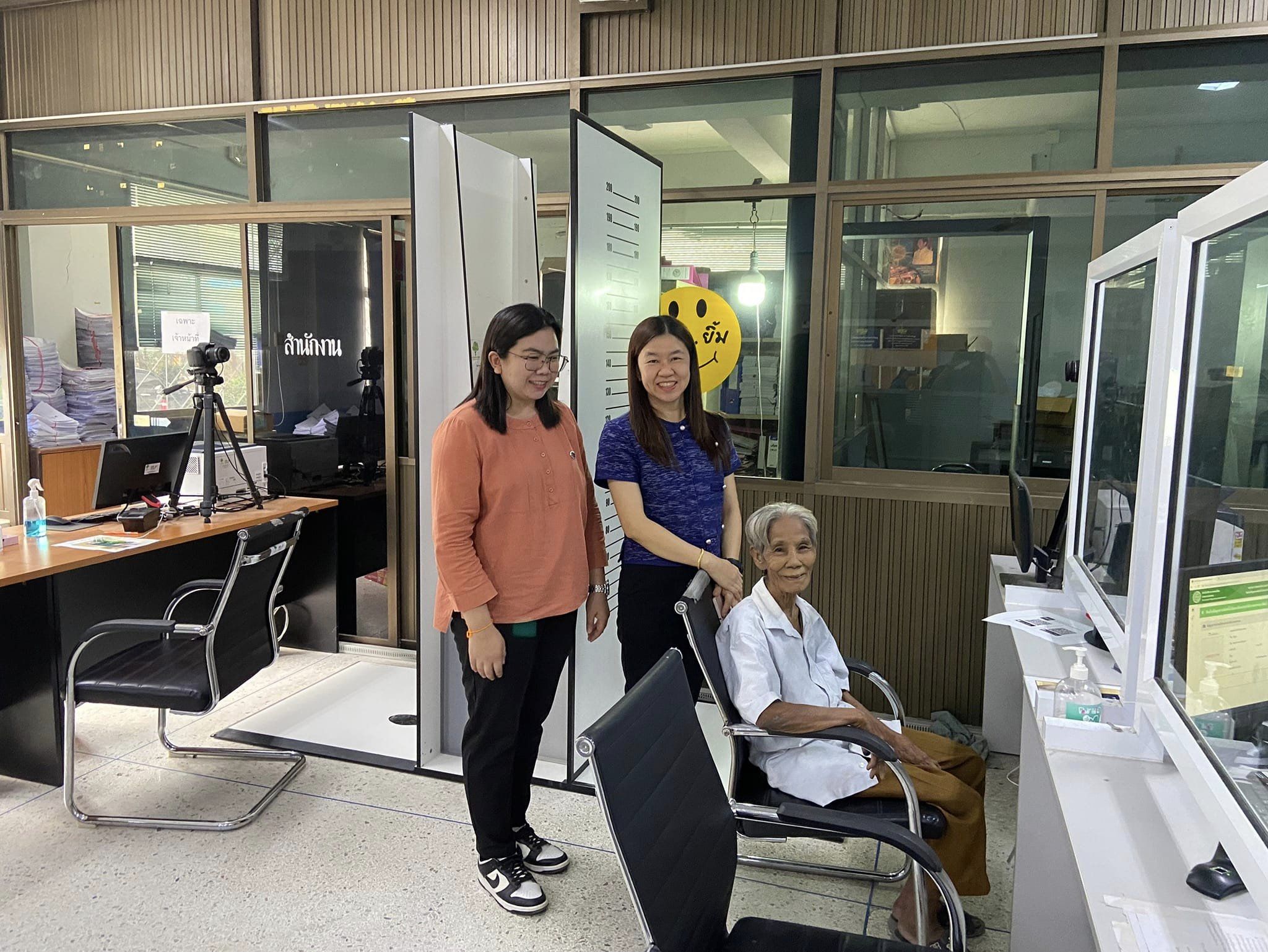 ศจพ.จ.ระยอง นำประชาชนที่ไม่มีบัตรเข้ารับการทำบัตรประจำตัวประชาชน