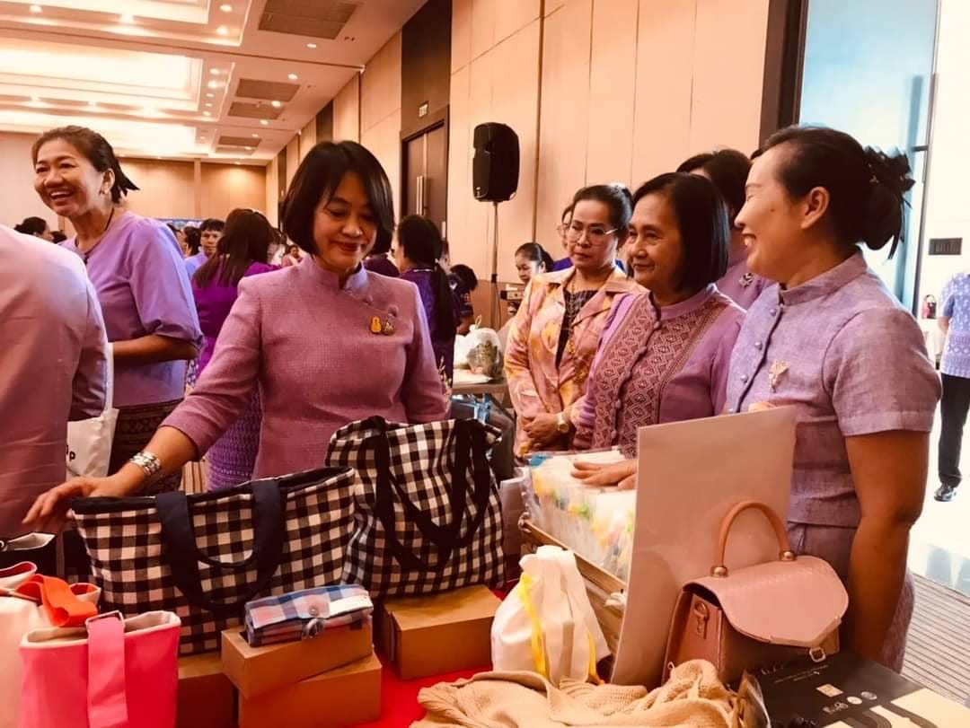 พช.ระยองจัดโครงการ “สตรีระยองสร้างสรรค์ รวมใจแก้จนคนระยอง”