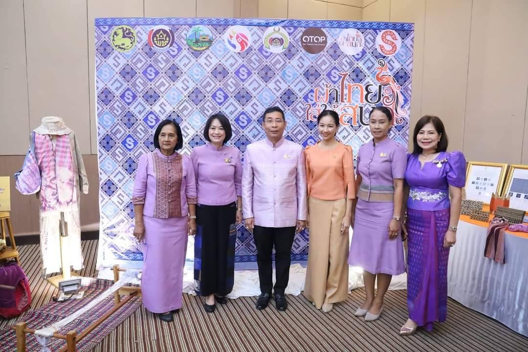 พช.ระยองจัดโครงการ “สตรีระยองสร้างสรรค์ รวมใจแก้จนคนระยอง”