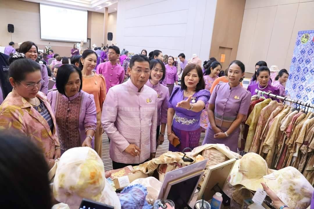 พช.ระยองจัดโครงการ “สตรีระยองสร้างสรรค์ รวมใจแก้จนคนระยอง”