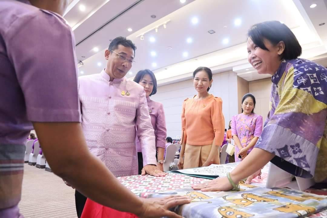 พช.ระยองจัดโครงการ “สตรีระยองสร้างสรรค์ รวมใจแก้จนคนระยอง”