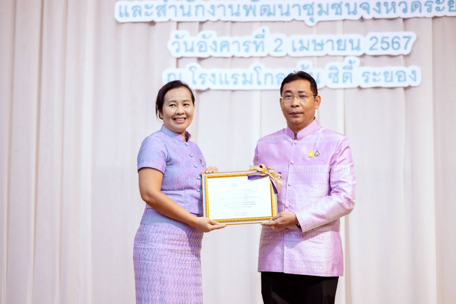 พช.ระยองจัดโครงการ “สตรีระยองสร้างสรรค์ รวมใจแก้จนคนระยอง”