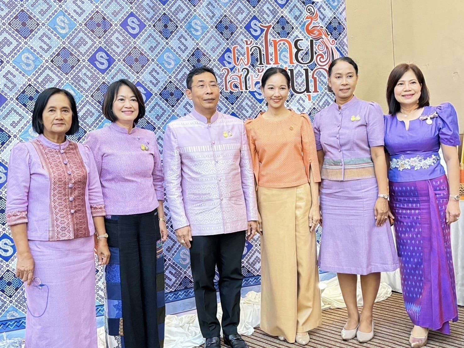 พช.ระยองจัดโครงการ “สตรีระยองสร้างสรรค์ รวมใจแก้จนคนระยอง”