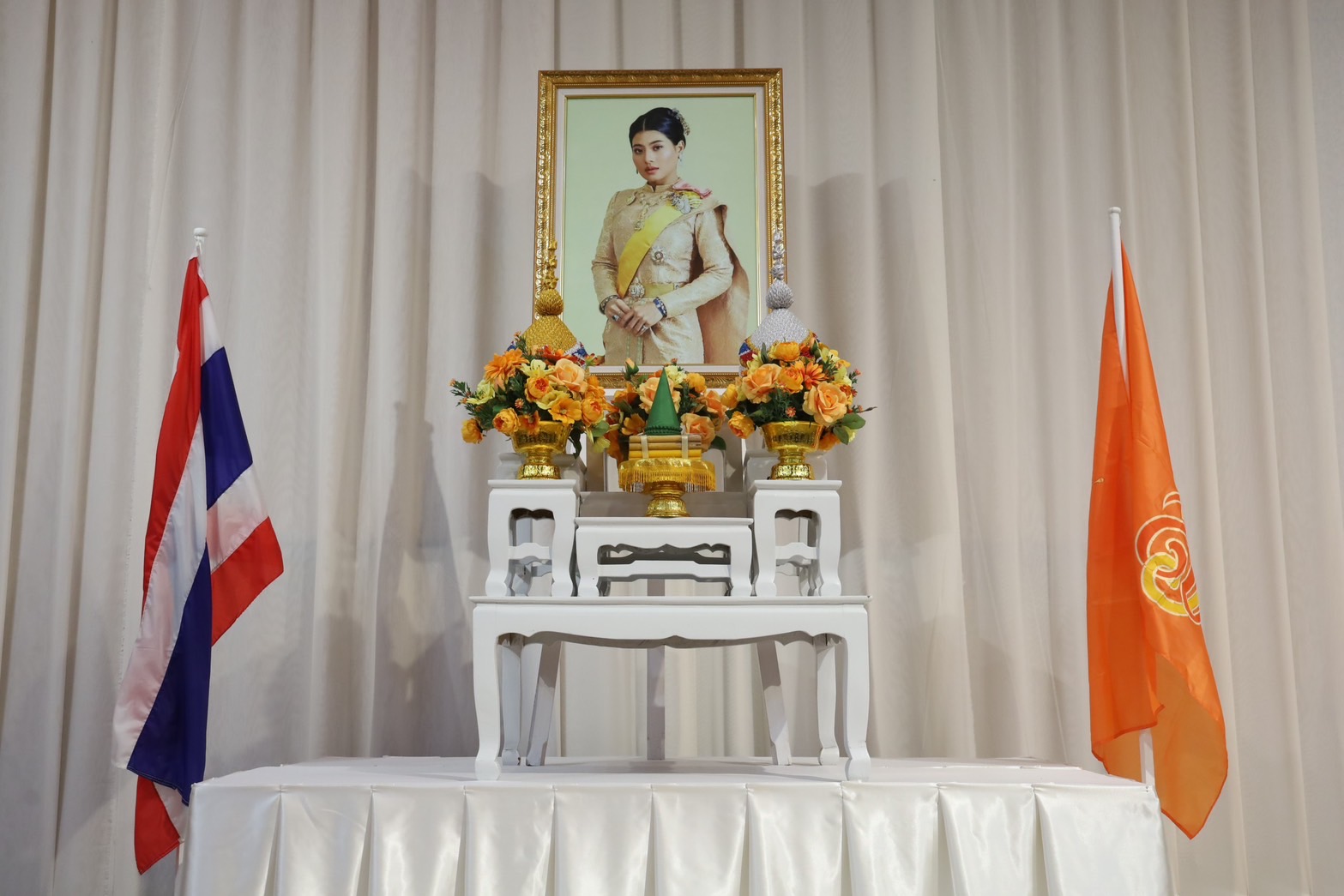 จังหวัดระยอง จัดพิธีมอบลายผ้าพระราชทาน “ผ้าลายสิริวชิราภรณ์” “ผ้าลายชบาปัตตานี” และเครื่องหมายรับรองสินค้าแฟชั่นและหัตถกรรมพระราชทาน “Sustainable Fashion : แฟชั่นแห่งความยั่งยืน” ให้แก่ช่างทอผ้า ผู้ผลิต ผู้ประกอบการ ไปถักทอผสมผสานกับลวดลายภูมิปัญญาพื้นถิ่นตามความคิดสร้างสรรค์ของศิลปิน เพื่อเฉลิมพระเกียรติพระบาทสมเด็จพระเจ้าอยู่หัว เนื่องในโอกาสมหามงคลเฉลิมพระชนมพรรษา ครบ 6 รอบ 28 กรกฎาคม 2567