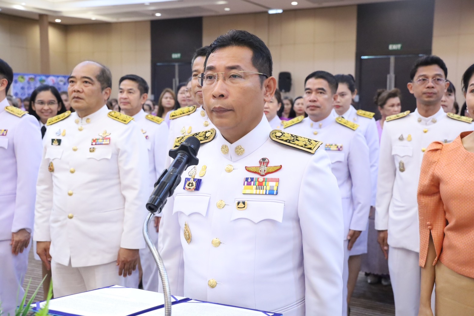 จังหวัดระยอง จัดพิธีมอบลายผ้าพระราชทาน “ผ้าลายสิริวชิราภรณ์” “ผ้าลายชบาปัตตานี” และเครื่องหมายรับรองสินค้าแฟชั่นและหัตถกรรมพระราชทาน “Sustainable Fashion : แฟชั่นแห่งความยั่งยืน” ให้แก่ช่างทอผ้า ผู้ผลิต ผู้ประกอบการ ไปถักทอผสมผสานกับลวดลายภูมิปัญญาพื้นถิ่นตามความคิดสร้างสรรค์ของศิลปิน เพื่อเฉลิมพระเกียรติพระบาทสมเด็จพระเจ้าอยู่หัว เนื่องในโอกาสมหามงคลเฉลิมพระชนมพรรษา ครบ 6 รอบ 28 กรกฎาคม 2567