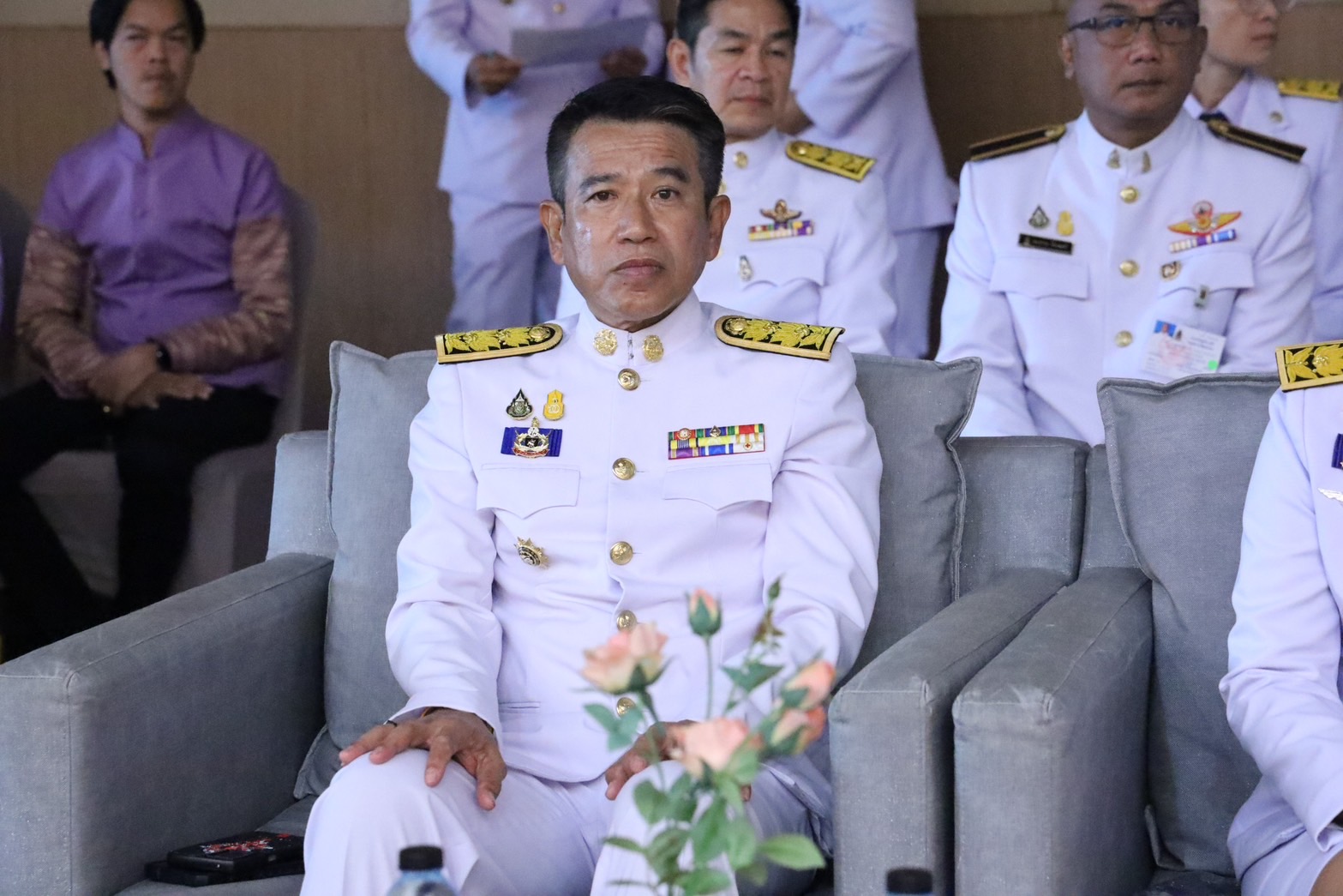 จังหวัดระยอง จัดพิธีมอบลายผ้าพระราชทาน “ผ้าลายสิริวชิราภรณ์” “ผ้าลายชบาปัตตานี” และเครื่องหมายรับรองสินค้าแฟชั่นและหัตถกรรมพระราชทาน “Sustainable Fashion : แฟชั่นแห่งความยั่งยืน” ให้แก่ช่างทอผ้า ผู้ผลิต ผู้ประกอบการ ไปถักทอผสมผสานกับลวดลายภูมิปัญญาพื้นถิ่นตามความคิดสร้างสรรค์ของศิลปิน เพื่อเฉลิมพระเกียรติพระบาทสมเด็จพระเจ้าอยู่หัว เนื่องในโอกาสมหามงคลเฉลิมพระชนมพรรษา ครบ 6 รอบ 28 กรกฎาคม 2567