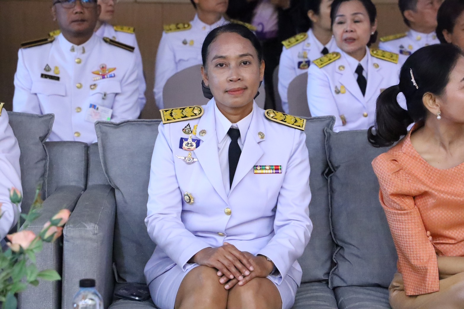 จังหวัดระยอง จัดพิธีมอบลายผ้าพระราชทาน “ผ้าลายสิริวชิราภรณ์” “ผ้าลายชบาปัตตานี” และเครื่องหมายรับรองสินค้าแฟชั่นและหัตถกรรมพระราชทาน “Sustainable Fashion : แฟชั่นแห่งความยั่งยืน” ให้แก่ช่างทอผ้า ผู้ผลิต ผู้ประกอบการ ไปถักทอผสมผสานกับลวดลายภูมิปัญญาพื้นถิ่นตามความคิดสร้างสรรค์ของศิลปิน เพื่อเฉลิมพระเกียรติพระบาทสมเด็จพระเจ้าอยู่หัว เนื่องในโอกาสมหามงคลเฉลิมพระชนมพรรษา ครบ 6 รอบ 28 กรกฎาคม 2567