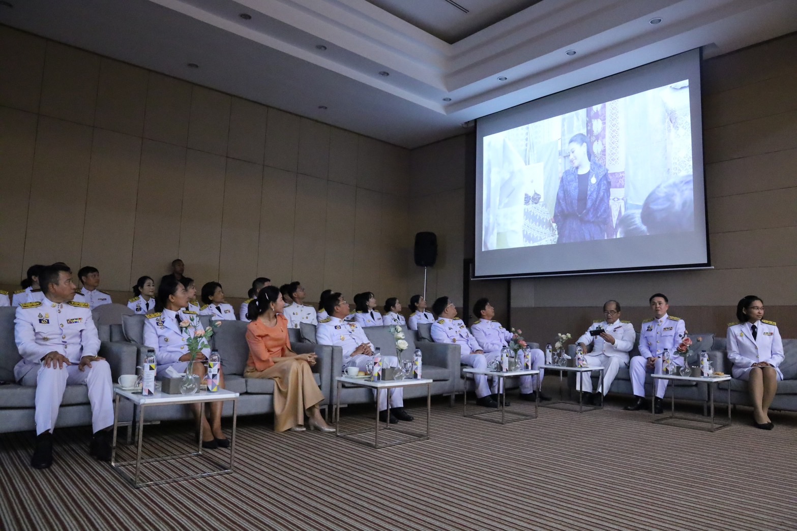 จังหวัดระยอง จัดพิธีมอบลายผ้าพระราชทาน “ผ้าลายสิริวชิราภรณ์” “ผ้าลายชบาปัตตานี” และเครื่องหมายรับรองสินค้าแฟชั่นและหัตถกรรมพระราชทาน “Sustainable Fashion : แฟชั่นแห่งความยั่งยืน” ให้แก่ช่างทอผ้า ผู้ผลิต ผู้ประกอบการ ไปถักทอผสมผสานกับลวดลายภูมิปัญญาพื้นถิ่นตามความคิดสร้างสรรค์ของศิลปิน เพื่อเฉลิมพระเกียรติพระบาทสมเด็จพระเจ้าอยู่หัว เนื่องในโอกาสมหามงคลเฉลิมพระชนมพรรษา ครบ 6 รอบ 28 กรกฎาคม 2567