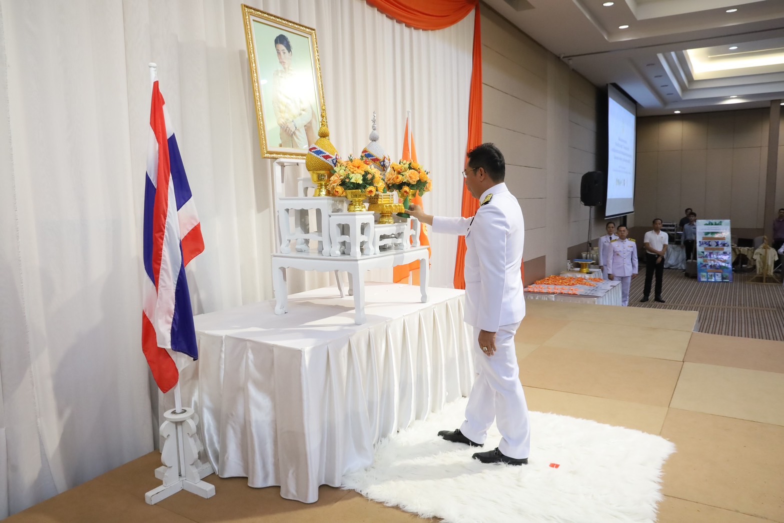 จังหวัดระยอง จัดพิธีมอบลายผ้าพระราชทาน “ผ้าลายสิริวชิราภรณ์” “ผ้าลายชบาปัตตานี” และเครื่องหมายรับรองสินค้าแฟชั่นและหัตถกรรมพระราชทาน “Sustainable Fashion : แฟชั่นแห่งความยั่งยืน” ให้แก่ช่างทอผ้า ผู้ผลิต ผู้ประกอบการ ไปถักทอผสมผสานกับลวดลายภูมิปัญญาพื้นถิ่นตามความคิดสร้างสรรค์ของศิลปิน เพื่อเฉลิมพระเกียรติพระบาทสมเด็จพระเจ้าอยู่หัว เนื่องในโอกาสมหามงคลเฉลิมพระชนมพรรษา ครบ 6 รอบ 28 กรกฎาคม 2567