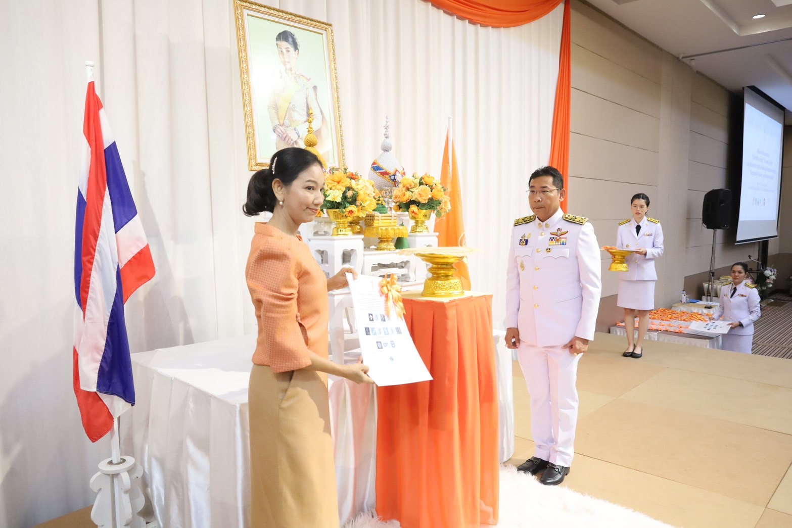 จังหวัดระยอง จัดพิธีมอบลายผ้าพระราชทาน “ผ้าลายสิริวชิราภรณ์” “ผ้าลายชบาปัตตานี” และเครื่องหมายรับรองสินค้าแฟชั่นและหัตถกรรมพระราชทาน “Sustainable Fashion : แฟชั่นแห่งความยั่งยืน” ให้แก่ช่างทอผ้า ผู้ผลิต ผู้ประกอบการ ไปถักทอผสมผสานกับลวดลายภูมิปัญญาพื้นถิ่นตามความคิดสร้างสรรค์ของศิลปิน เพื่อเฉลิมพระเกียรติพระบาทสมเด็จพระเจ้าอยู่หัว เนื่องในโอกาสมหามงคลเฉลิมพระชนมพรรษา ครบ 6 รอบ 28 กรกฎาคม 2567