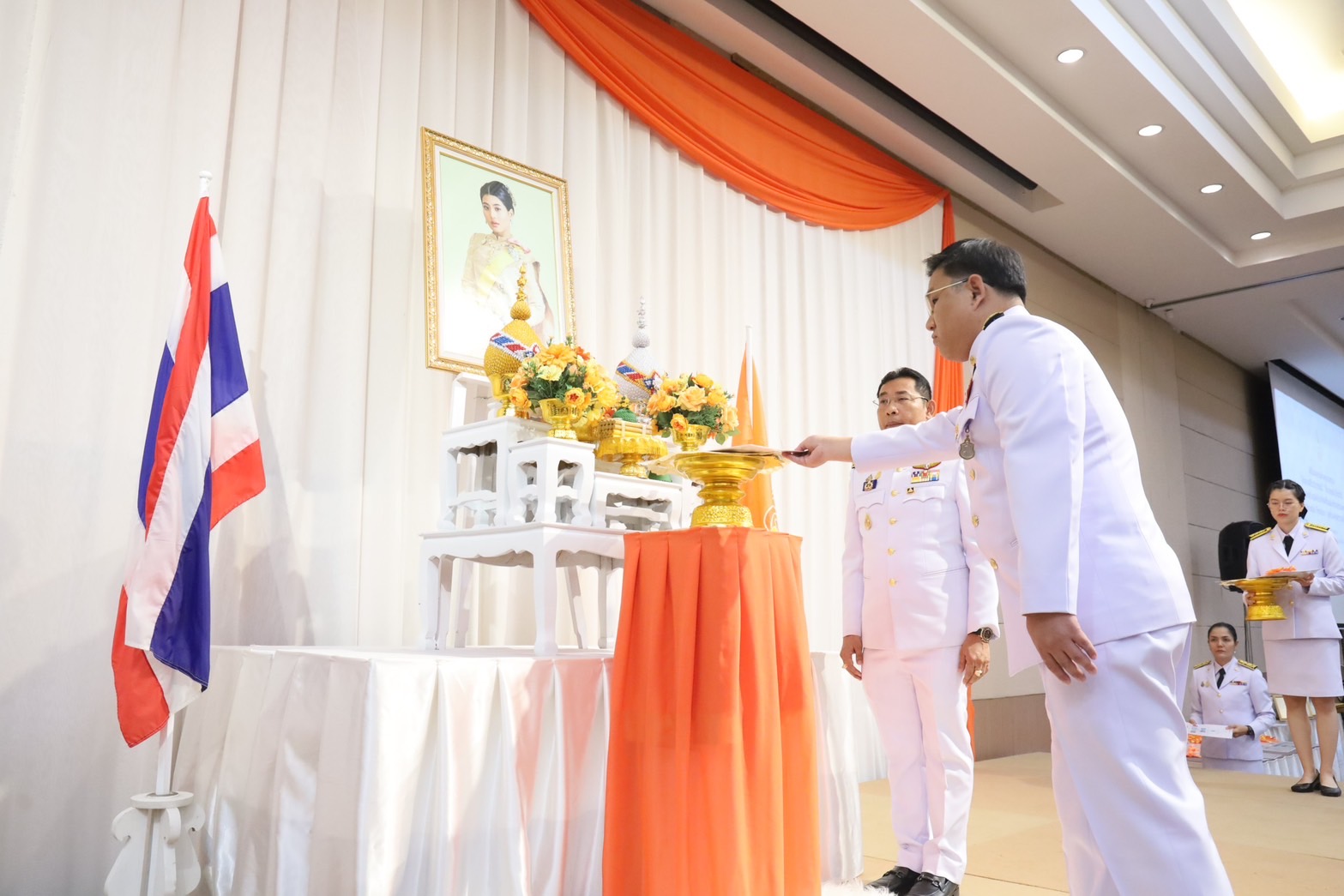 จังหวัดระยอง จัดพิธีมอบลายผ้าพระราชทาน “ผ้าลายสิริวชิราภรณ์” “ผ้าลายชบาปัตตานี” และเครื่องหมายรับรองสินค้าแฟชั่นและหัตถกรรมพระราชทาน “Sustainable Fashion : แฟชั่นแห่งความยั่งยืน” ให้แก่ช่างทอผ้า ผู้ผลิต ผู้ประกอบการ ไปถักทอผสมผสานกับลวดลายภูมิปัญญาพื้นถิ่นตามความคิดสร้างสรรค์ของศิลปิน เพื่อเฉลิมพระเกียรติพระบาทสมเด็จพระเจ้าอยู่หัว เนื่องในโอกาสมหามงคลเฉลิมพระชนมพรรษา ครบ 6 รอบ 28 กรกฎาคม 2567