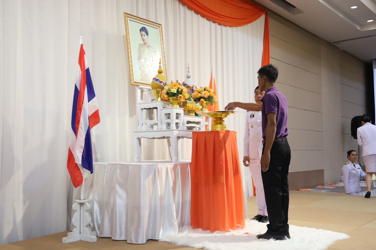 จังหวัดระยอง จัดพิธีมอบลายผ้าพระราชทาน “ผ้าลายสิริวชิราภรณ์” “ผ้าลายชบาปัตตานี” และเครื่องหมายรับรองสินค้าแฟชั่นและหัตถกรรมพระราชทาน “Sustainable Fashion : แฟชั่นแห่งความยั่งยืน” ให้แก่ช่างทอผ้า ผู้ผลิต ผู้ประกอบการ ไปถักทอผสมผสานกับลวดลายภูมิปัญญาพื้นถิ่นตามความคิดสร้างสรรค์ของศิลปิน เพื่อเฉลิมพระเกียรติพระบาทสมเด็จพระเจ้าอยู่หัว เนื่องในโอกาสมหามงคลเฉลิมพระชนมพรรษา ครบ 6 รอบ 28 กรกฎาคม 2567