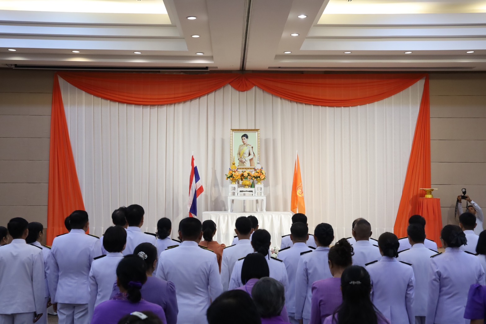 จังหวัดระยอง จัดพิธีมอบลายผ้าพระราชทาน “ผ้าลายสิริวชิราภรณ์” “ผ้าลายชบาปัตตานี” และเครื่องหมายรับรองสินค้าแฟชั่นและหัตถกรรมพระราชทาน “Sustainable Fashion : แฟชั่นแห่งความยั่งยืน” ให้แก่ช่างทอผ้า ผู้ผลิต ผู้ประกอบการ ไปถักทอผสมผสานกับลวดลายภูมิปัญญาพื้นถิ่นตามความคิดสร้างสรรค์ของศิลปิน เพื่อเฉลิมพระเกียรติพระบาทสมเด็จพระเจ้าอยู่หัว เนื่องในโอกาสมหามงคลเฉลิมพระชนมพรรษา ครบ 6 รอบ 28 กรกฎาคม 2567