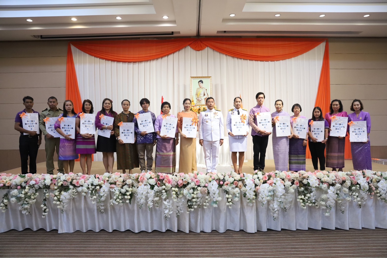 จังหวัดระยอง จัดพิธีมอบลายผ้าพระราชทาน “ผ้าลายสิริวชิราภรณ์” “ผ้าลายชบาปัตตานี” และเครื่องหมายรับรองสินค้าแฟชั่นและหัตถกรรมพระราชทาน “Sustainable Fashion : แฟชั่นแห่งความยั่งยืน” ให้แก่ช่างทอผ้า ผู้ผลิต ผู้ประกอบการ ไปถักทอผสมผสานกับลวดลายภูมิปัญญาพื้นถิ่นตามความคิดสร้างสรรค์ของศิลปิน เพื่อเฉลิมพระเกียรติพระบาทสมเด็จพระเจ้าอยู่หัว เนื่องในโอกาสมหามงคลเฉลิมพระชนมพรรษา ครบ 6 รอบ 28 กรกฎาคม 2567