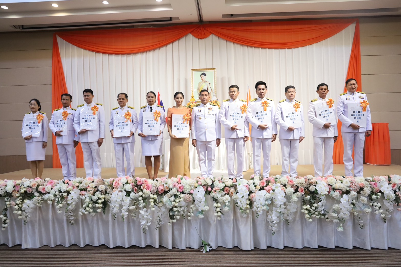 จังหวัดระยอง จัดพิธีมอบลายผ้าพระราชทาน “ผ้าลายสิริวชิราภรณ์” “ผ้าลายชบาปัตตานี” และเครื่องหมายรับรองสินค้าแฟชั่นและหัตถกรรมพระราชทาน “Sustainable Fashion : แฟชั่นแห่งความยั่งยืน” ให้แก่ช่างทอผ้า ผู้ผลิต ผู้ประกอบการ ไปถักทอผสมผสานกับลวดลายภูมิปัญญาพื้นถิ่นตามความคิดสร้างสรรค์ของศิลปิน เพื่อเฉลิมพระเกียรติพระบาทสมเด็จพระเจ้าอยู่หัว เนื่องในโอกาสมหามงคลเฉลิมพระชนมพรรษา ครบ 6 รอบ 28 กรกฎาคม 2567