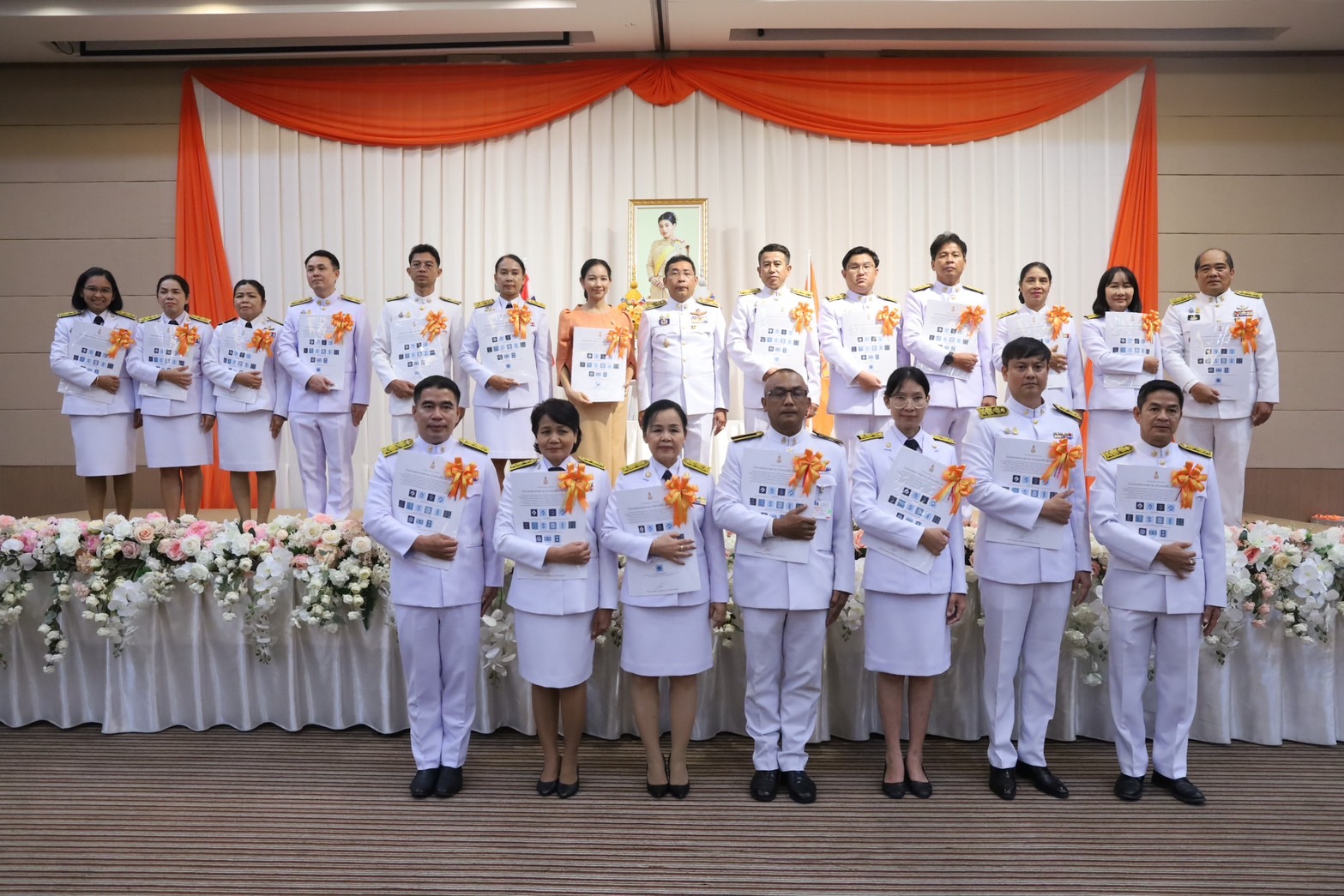 จังหวัดระยอง จัดพิธีมอบลายผ้าพระราชทาน “ผ้าลายสิริวชิราภรณ์” “ผ้าลายชบาปัตตานี” และเครื่องหมายรับรองสินค้าแฟชั่นและหัตถกรรมพระราชทาน “Sustainable Fashion : แฟชั่นแห่งความยั่งยืน” ให้แก่ช่างทอผ้า ผู้ผลิต ผู้ประกอบการ ไปถักทอผสมผสานกับลวดลายภูมิปัญญาพื้นถิ่นตามความคิดสร้างสรรค์ของศิลปิน เพื่อเฉลิมพระเกียรติพระบาทสมเด็จพระเจ้าอยู่หัว เนื่องในโอกาสมหามงคลเฉลิมพระชนมพรรษา ครบ 6 รอบ 28 กรกฎาคม 2567