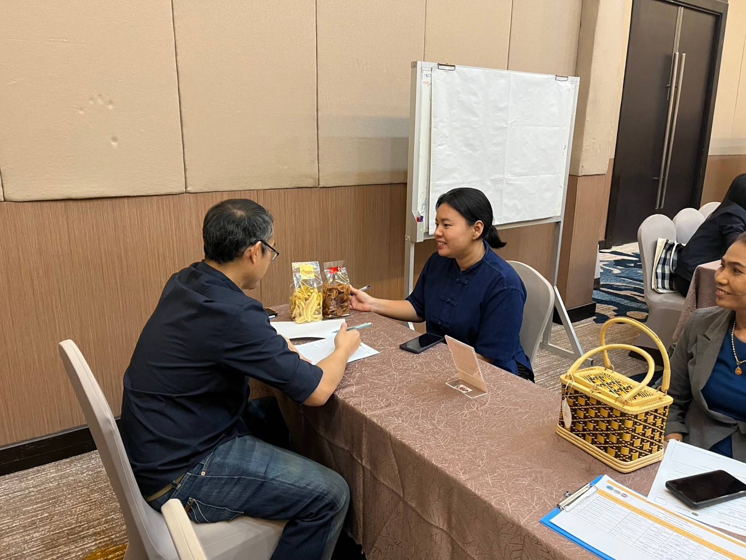 “สำนักงานพัฒนาชุมชนจังหวัดระยอง ดำเนินโครงการพัฒนาศักยภาพเครือข่ายองค์ความรู้ (Knowledge Based OTOP : KBO) จังหวัด กิจกรรมประชุมเชิงปฏิบัติการให้ความรู้แก่ผู้ผลิต ผู้ประกอบการ OTOP” (วันที่ 2)