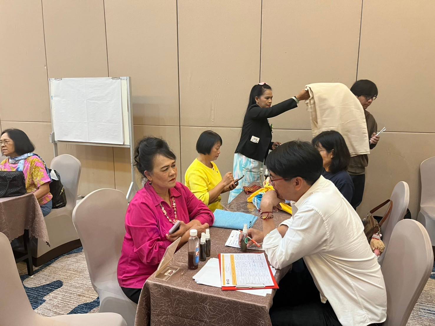 “สำนักงานพัฒนาชุมชนจังหวัดระยอง ดำเนินโครงการพัฒนาศักยภาพเครือข่ายองค์ความรู้ (Knowledge Based OTOP : KBO) จังหวัด กิจกรรมประชุมเชิงปฏิบัติการให้ความรู้แก่ผู้ผลิต ผู้ประกอบการ OTOP” (วันที่ 2)