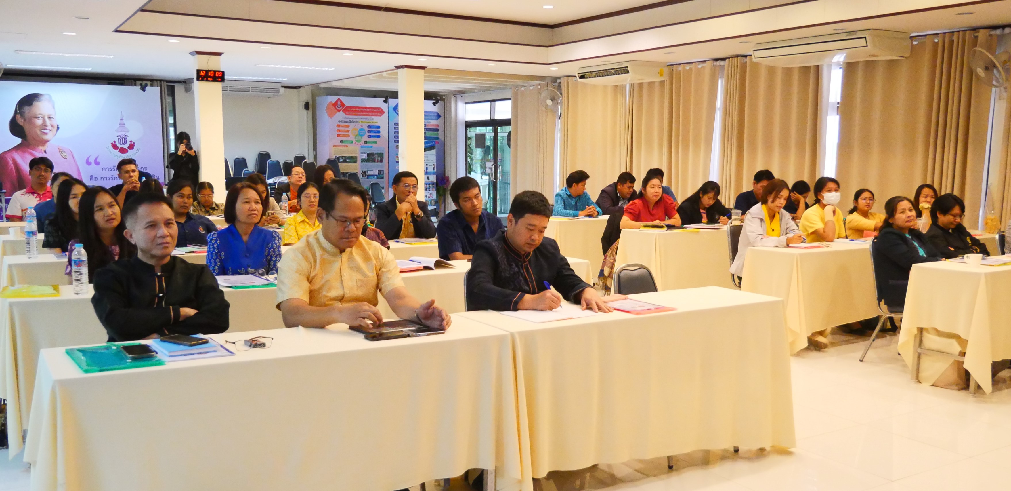 ประชุมเชิงปฏิบัติการพัฒนาศักยภาพเจ้าหน้าที่พัฒนาชุมชน ผู้รับผิดชอบงานการพัฒนาหมู่บ้านคนรักษ์ช้างฯ